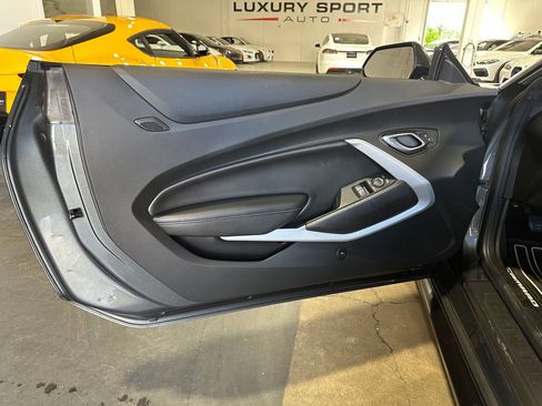 Used 2018 Chevrolet Camaro SS RWD image 15