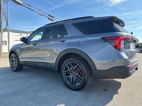 Used 2025 Ford Explorer ST-Line w/ ST-Line Street Pack image 12