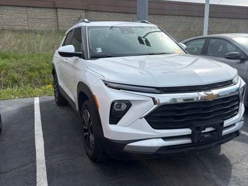 Used 2025 Chevrolet TrailBlazer LT AWD/4WD image 1