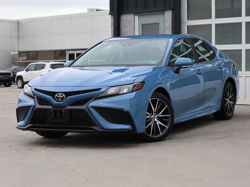 Used 2023 Toyota Camry SE image 3