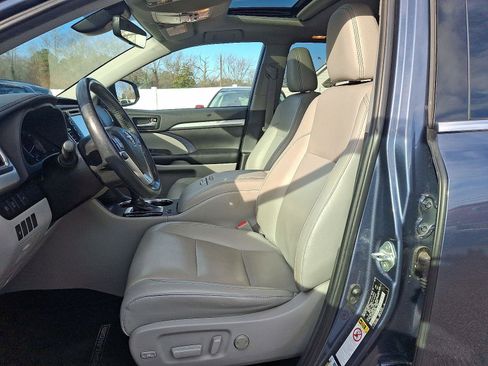 Used 2019 Toyota Highlander XLE w/ Carpet Mat Package (TMS) image 12