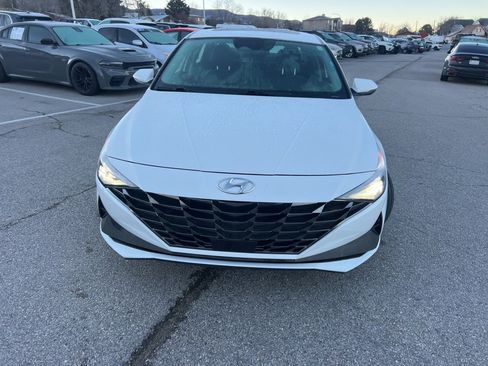 Used 2023 Hyundai Elantra Limited w/ Preferred Accessory Package image 16