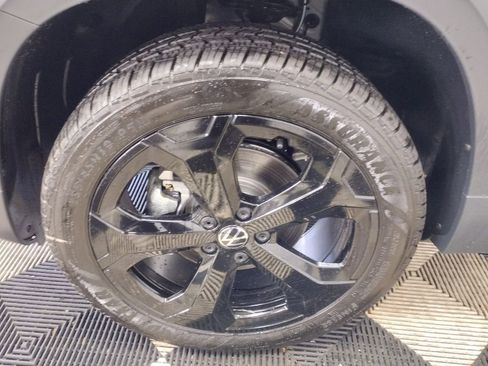 New 2025 Volkswagen Taos SEL image 5