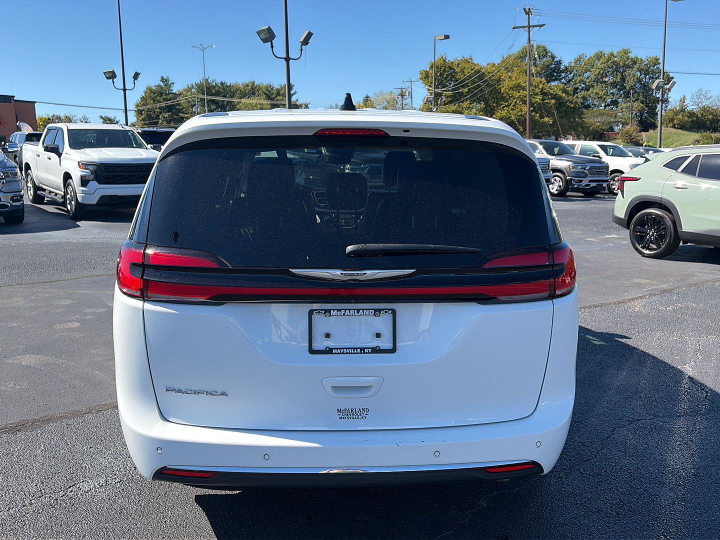 Used 2024 Chrysler Pacifica Touring-L FWD image 4