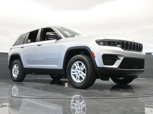 Used 2024 Jeep Grand Cherokee Laredo w/ Trailer Tow Package image 44