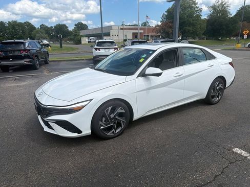 Used 2024 Hyundai Elantra Limited FWD image 7
