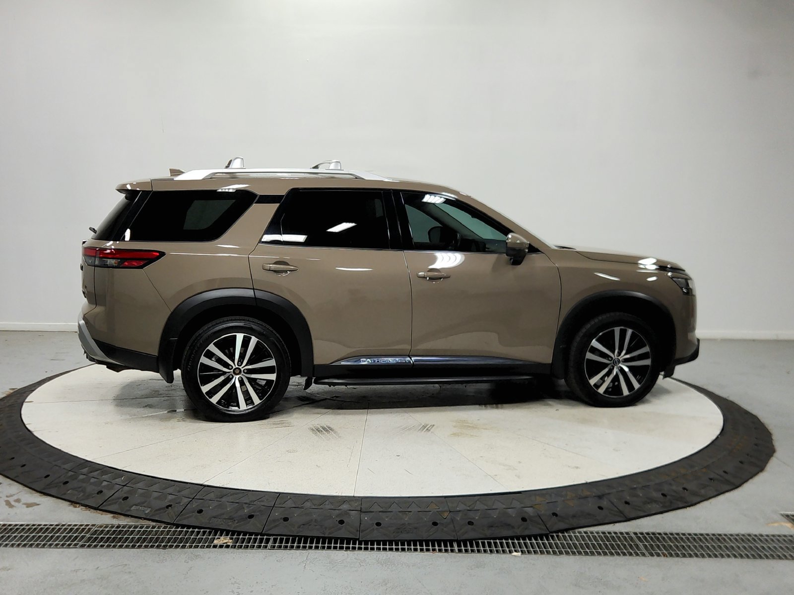 Used 2023 Nissan Pathfinder Platinum w/ Cargo Package AWD/4WD image 9