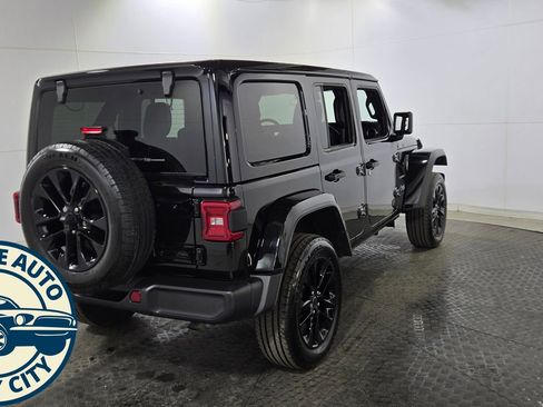 Used 2024 Jeep Wrangler Unlimited Sahara w/ Technology Group image 7