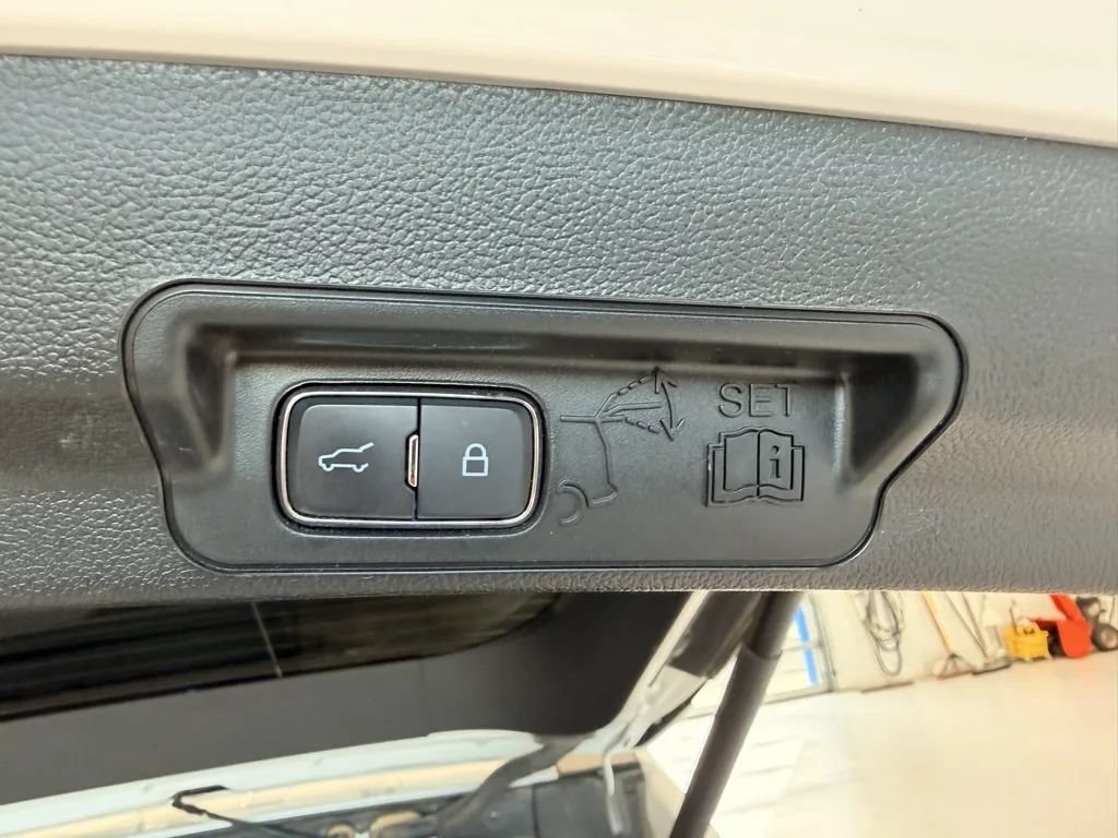 Used 2024 Ford Explorer XLT w/ Equipment Group 202A AWD/4WD image 34