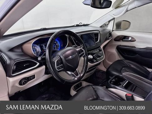 Used 2018 Chrysler Pacifica Touring-L w/ Premium Audio Group FWD image 9