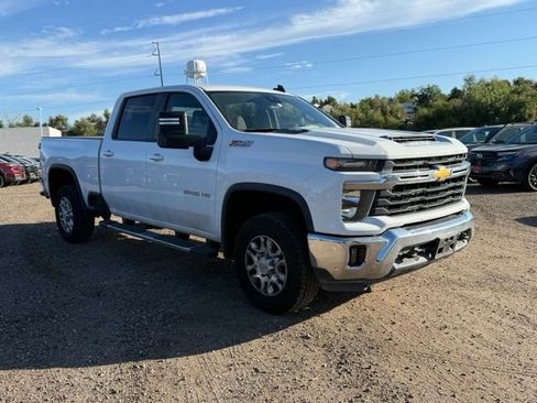 Used 2024 Chevrolet Silverado 2500 LT AWD/4WD image 8