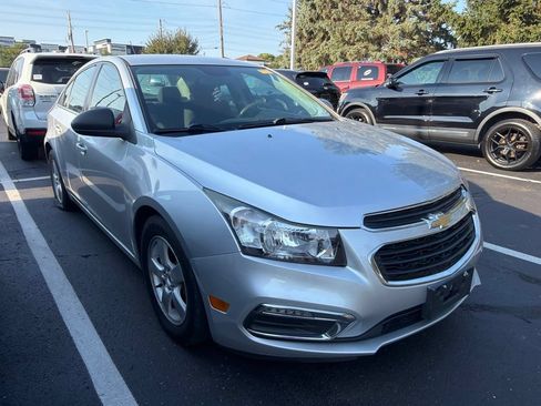 Used 2015 Chevrolet Cruze LT w/ Technology Package FWD image 4
