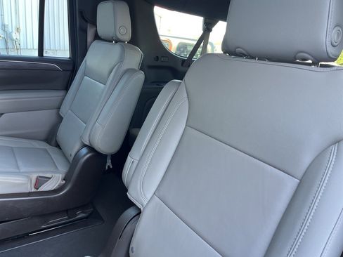 Used 2022 Chevrolet Suburban LT w/ Luxury Package image 42