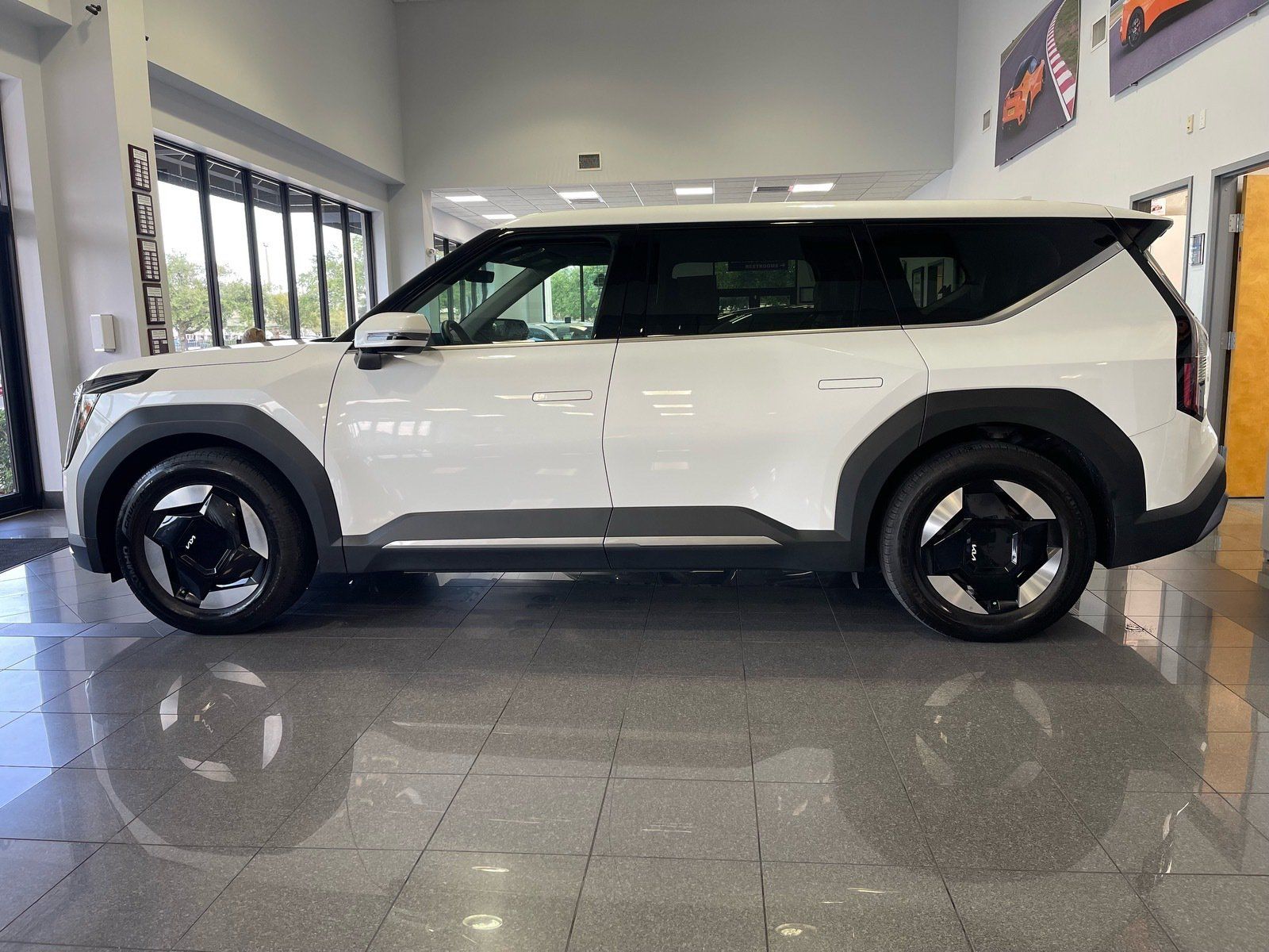 Used 2024 Kia EV9 Light RWD image 2