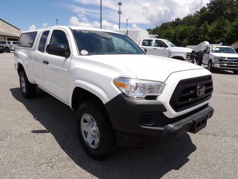 Used 2020 Toyota Tacoma SR image 11