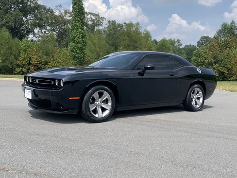 Used 2019 Dodge Challenger SXT RWD image 3