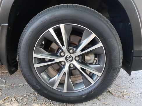 Used 2018 Toyota Highlander Plus AWD/4WD image 46
