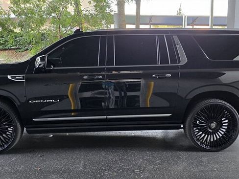 Used 2021 GMC Yukon XL Denali w/ Denali Premium Package image 5