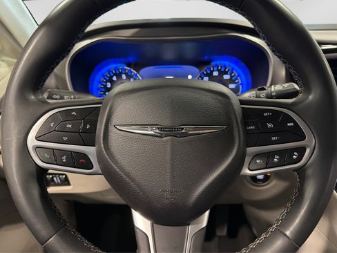 Used 2023 Chrysler Pacifica Touring-L image 23