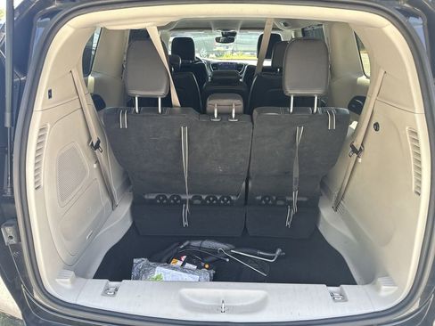 Used 2022 Chrysler Pacifica Touring-L w/ Uconnect Theater Family Group FWD image 18