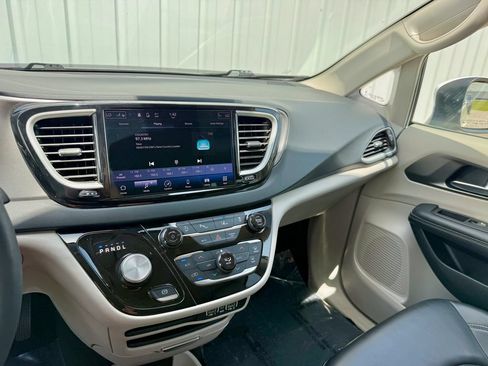Used 2023 Chrysler Pacifica Touring-L FWD image 23