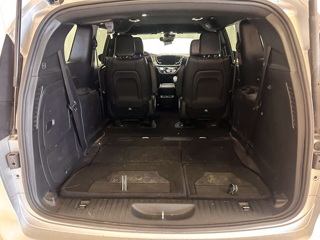 Used 2023 Chrysler Pacifica Touring-L w/ Uconnect Theater Family Group FWD image 8