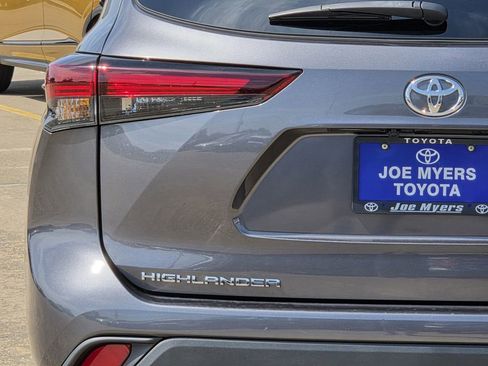 Used 2025 Toyota Highlander LE FWD image 10