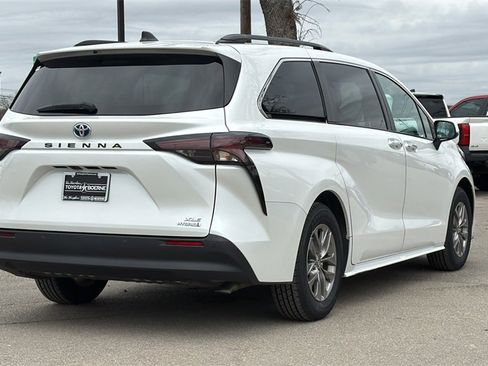 Used 2024 Toyota Sienna XLE image 6