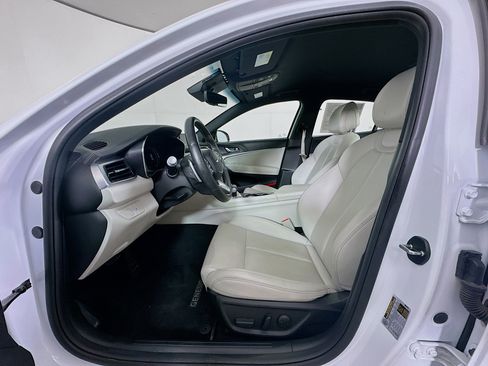 Used 2025 Genesis G70 2.5T image 13