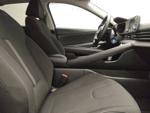 Used 2025 Hyundai Elantra SE image 21