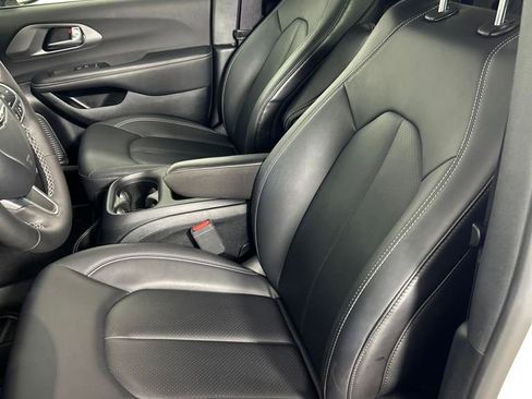 Used 2025 Chrysler Pacifica Select image 11