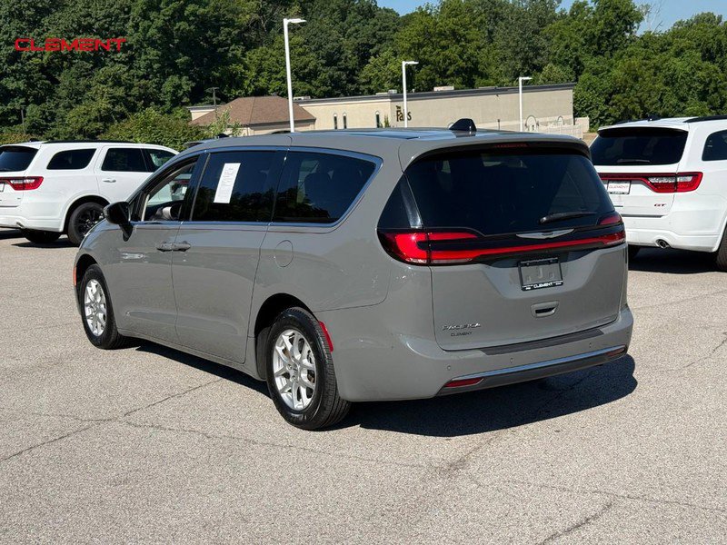 Used 2023 Chrysler Pacifica Touring-L FWD image 3