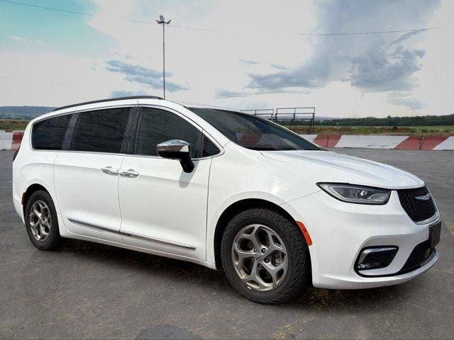 Used 2023 Chrysler Pacifica Limited FWD image 2