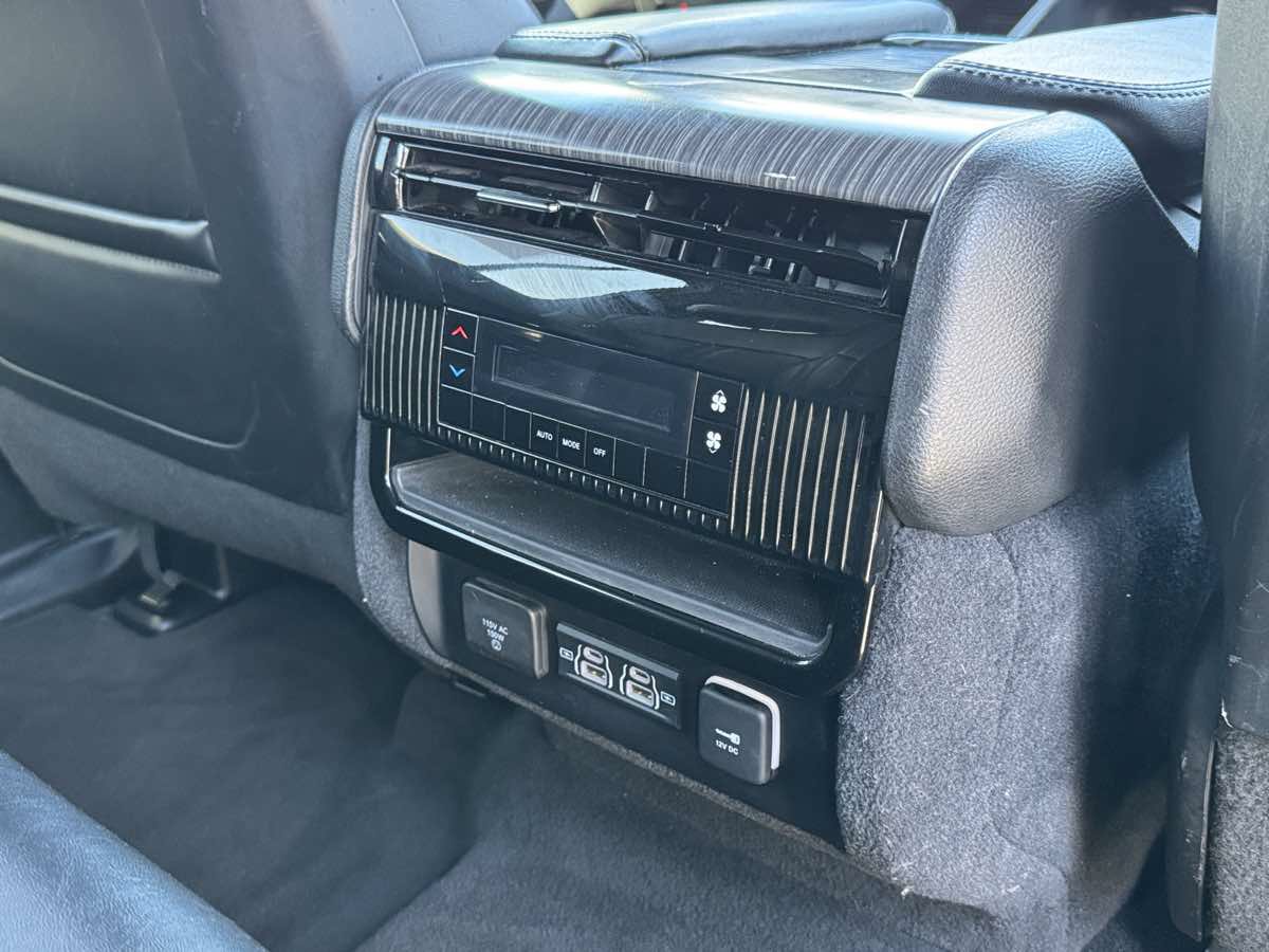 Used 2024 Jeep Wagoneer L Series II RWD image 21