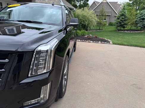 Used 2019 Cadillac Escalade ESV Luxury w/ Escalade Sport Edition AWD/4WD image 37