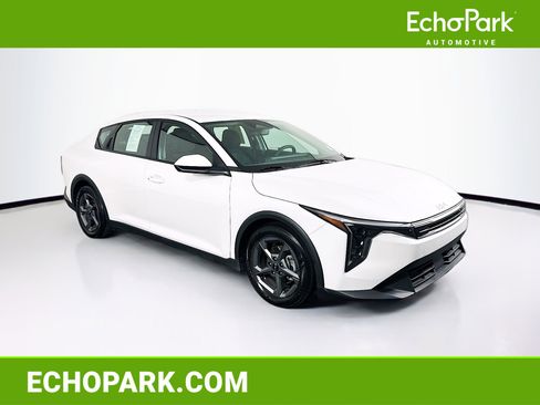 Used 2025 Kia K4 LXS image 1