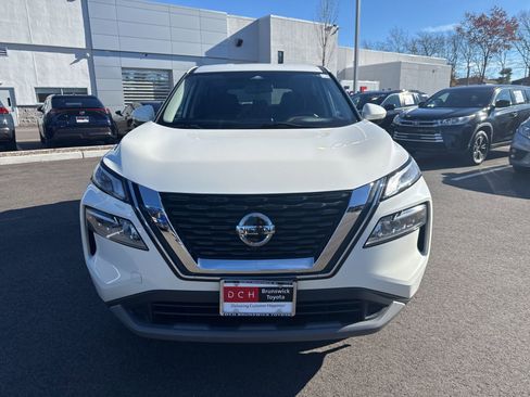 Used 2021 Nissan Rogue SV image 2