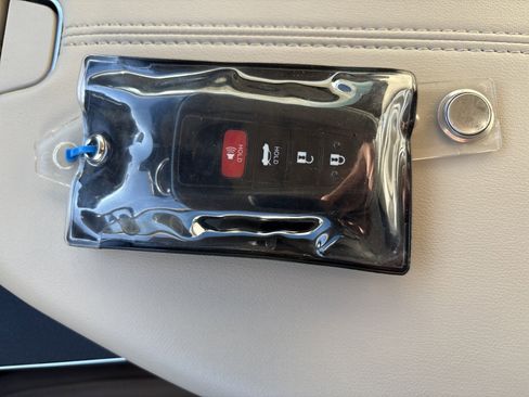 Used 2020 Toyota Avalon Limited image 36