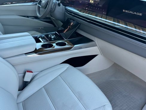 Certified 2025 Cadillac Escalade ESV Premium Luxury Platinum AWD/4WD image 20