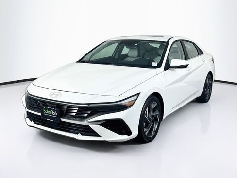 Used 2025 Hyundai Elantra Limited FWD image 3