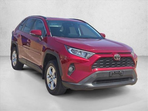 Used 2021 Toyota RAV4 XLE w/ Convenience Package FWD image 3