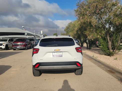 Used 2025 Chevrolet Trax LT w/ LT Convenience Package FWD image 7