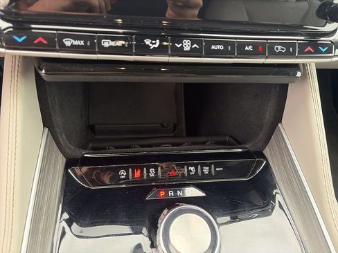 Used 2024 Jeep Wagoneer L Series II RWD image 24
