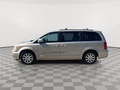 Used 2016 Chrysler Town & Country Touring FWD image 28