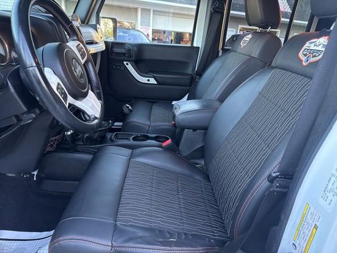 Used 2012 Jeep Wrangler Unlimited Sahara image 29