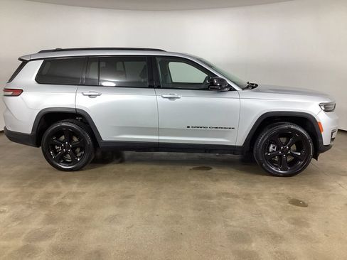 Used 2024 Jeep Grand Cherokee L Limited w/ Black Appearance Package AWD/4WD image 4