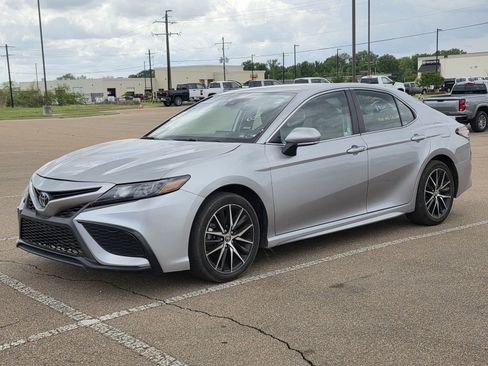 Used 2024 Toyota Camry SE image 13