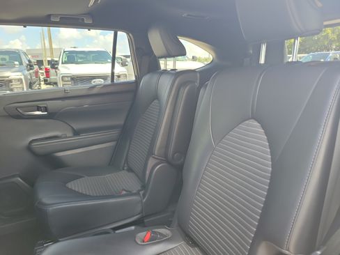 Used 2021 Toyota Highlander XSE FWD image 15