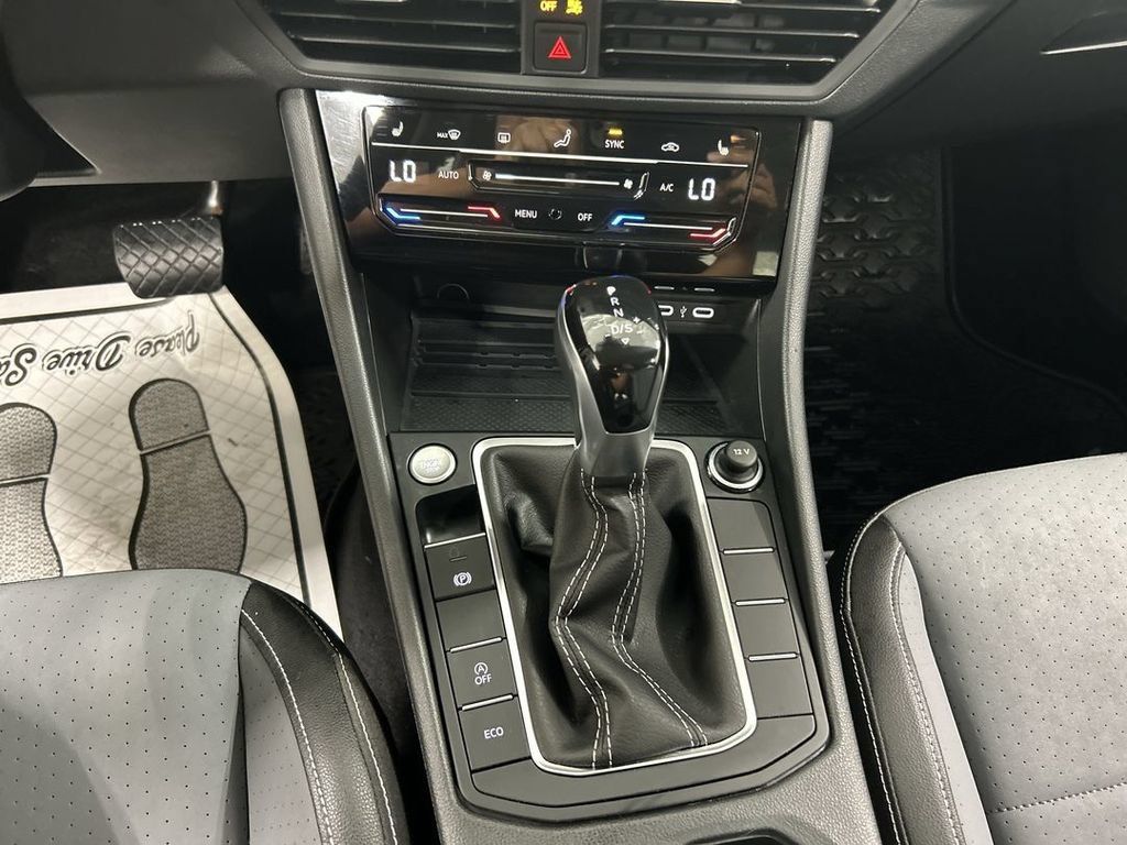 Used 2025 Volkswagen Jetta SE FWD image 17
