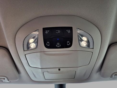 Used 2024 Chrysler Pacifica Select image 16